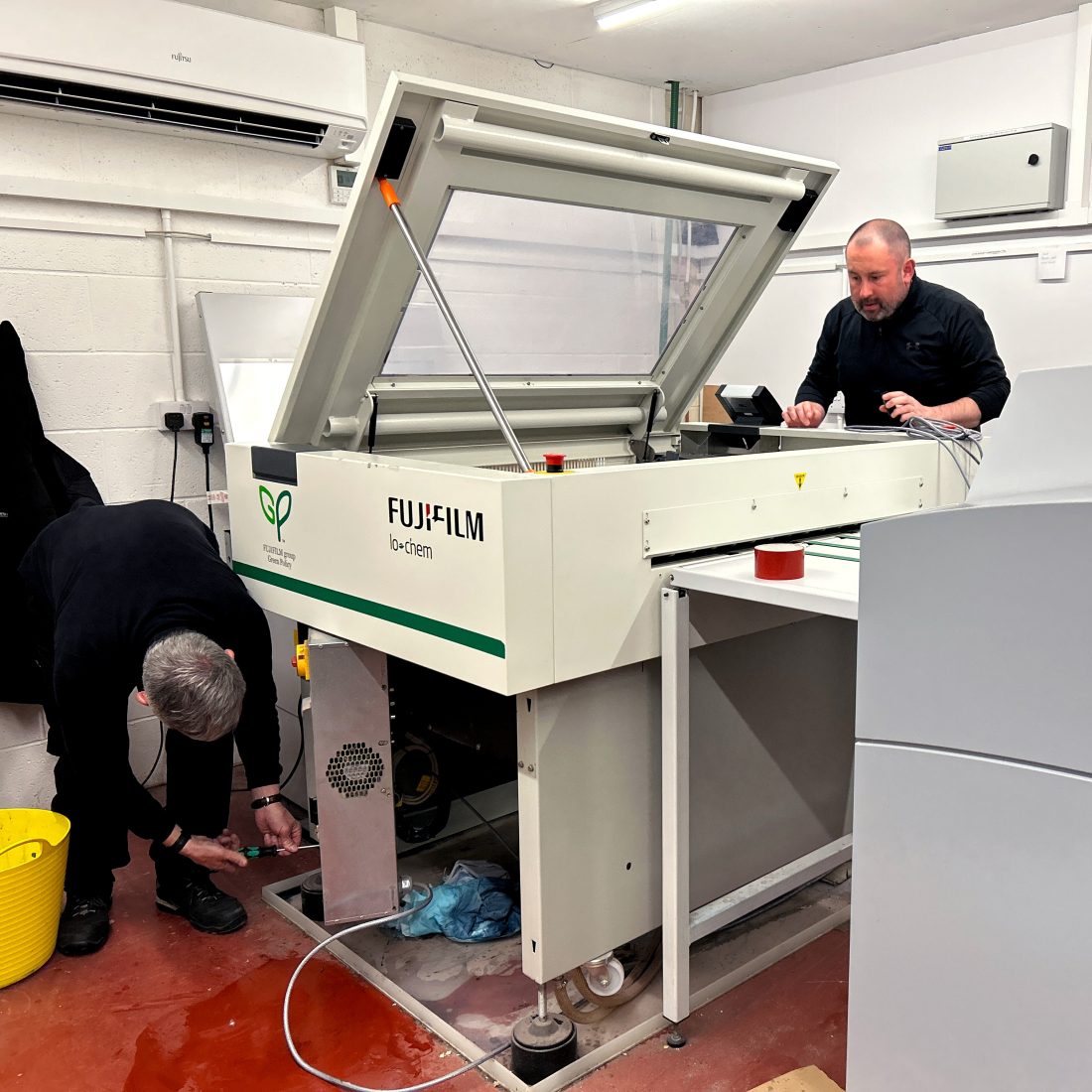 Graham and Gareth removing the Fujifilm plate processor machine.